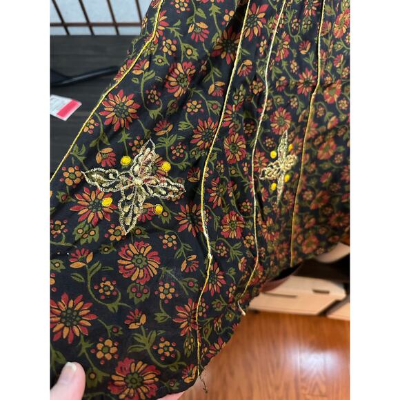 South Asian Anarkali dress or kurta with floral pattern and colorful embroidery - Picture 5 of 7